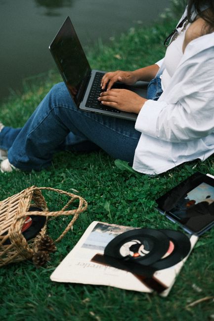Personas trabajando con documentos y computadoras en una oficina